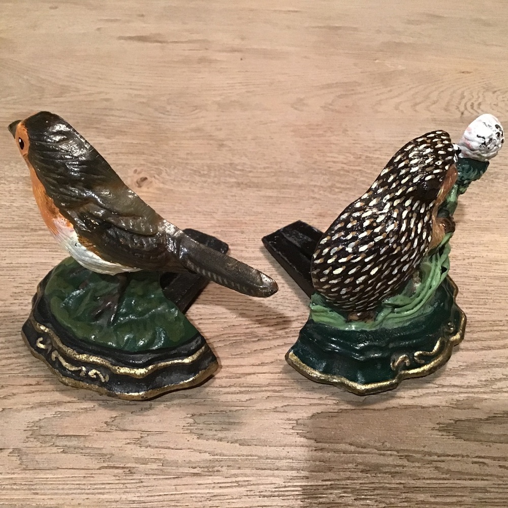 PAIR OF SMALL VINTAGE CAST IRON BIRD & HEDGEHOG DOORSTOPS/DECORATIONS/BOOK-ENDS